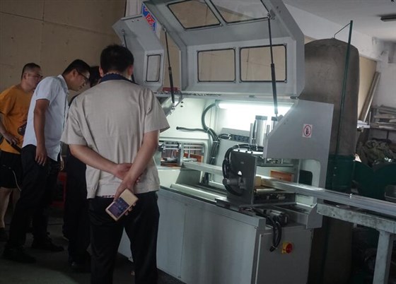 全自动散热器铝型材切割机