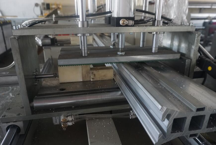 自动切铝机步进丝杆送料图